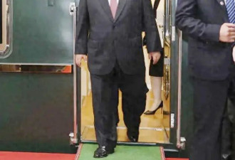 金正恩太宠女儿了， 貂皮衬衫职业装挺正式，马尾披肩波浪卷好可爱
