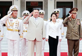 金正恩太宠女儿了， 貂皮衬衫职业装挺正式，马尾披肩波浪卷好可爱