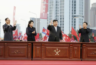 金正恩太宠女儿了， 貂皮衬衫职业装挺正式，马尾披肩波浪卷好可爱