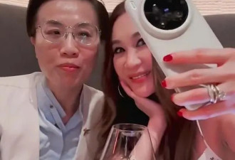 香港知名富婆罕见露面，在国外和同性爱人再婚