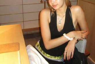 Lisa裤子上的中文火了，粉丝一搜3000元一条