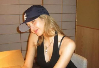 Lisa裤子上的中文火了，粉丝一搜3000元一条