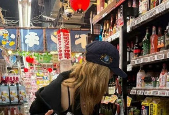 Lisa裤子上的中文火了，粉丝一搜3000元一条