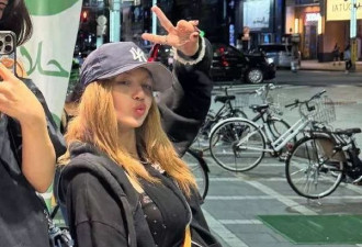 Lisa裤子上的中文火了，粉丝一搜3000元一条
