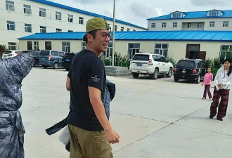 42岁朱亚文在内蒙古被偶遇，他打扮休闲，身高五五分，沧桑了许多