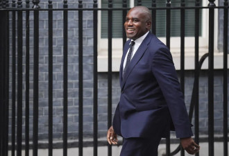 英副首相漏税辞职迫斯塔默内阁洗牌,在野党...