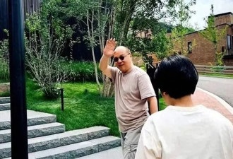 55岁窦唯已迁居阿那亚多年，骑电动车，买菜砍价