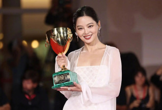 辛芷蕾拿下威尼斯影后！获甄子丹发文祝福，曾被甄子丹经纪人发掘进入演艺圈