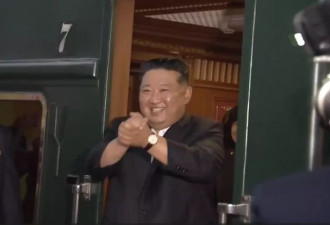 金正恩离华前一幕：上百学生化身小迷妹 高喊欢送欢送…