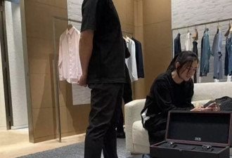 郑伊健和蒙嘉慧在日本商场退税，两人打扮朴素