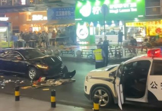 武汉突发开车撞人事件 有人被卷入车底 现场曝光