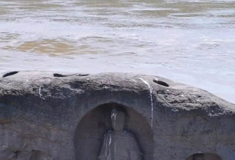 长江重庆段水位下降露出600年石佛,许多游客隔岸参观祈福