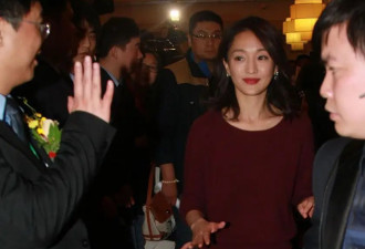 周迅穿出了70后女性想要的高级感，红色毛衣+烟管裤，简约又高级