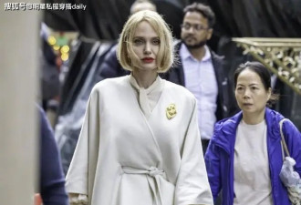 50岁安吉丽娜·朱莉“金色短发”好美！奶油白斗篷搭连衣裙好轻盈