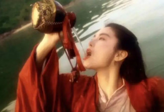 70岁林青霞到重庆巫山游玩，穿一袭红衣很漂亮，身材丰腴状态超好