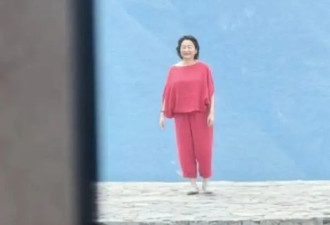 70岁林青霞到重庆巫山游玩，穿一袭红衣很漂亮，身材丰腴状态超好