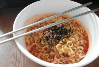 泡面调味料先放和后方差很大？！真相来了