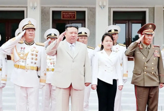 金正恩女儿太会穿， 职业西装小短裙似“小将军”，脸蛋圆圆太可爱