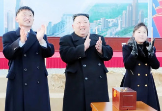 金正恩女儿太会穿， 职业西装小短裙似“小将军”，脸蛋圆圆太可爱