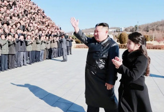 金正恩女儿太会穿， 职业西装小短裙似“小将军”，脸蛋圆圆太可爱