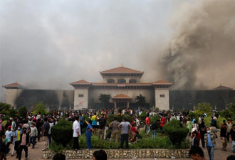 9月3号参加北京阅兵，5天后他旋即辞职