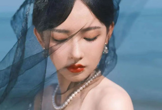 程潇穿抹胸裙露出事业线宛如黑玫瑰！魔鬼身材性感火辣