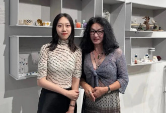 58岁金星巴黎看展，穿吊带裙身材饱满很有韵味，看背影比老公还壮