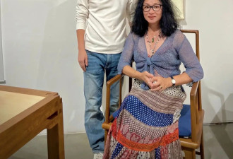 58岁金星巴黎看展，穿吊带裙身材饱满很有韵味，看背影比老公还壮