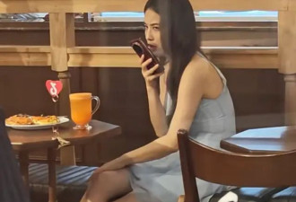 42岁黄圣依甜品店被偶遇,看手机一脸烦躁还翻白眼