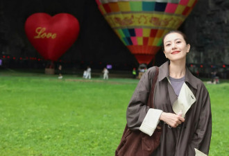 高圆圆不愧是“国民女神”，入秋2套焦糖棕色穿搭，美的很高级！