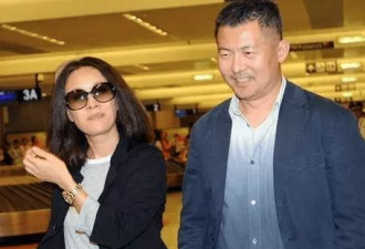 那英老公否认出轨传闻:纯属谣言,因为腿伤被搀扶上车