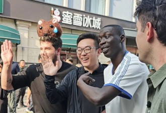 国际网红“无语哥”天津行收到特产大麻花