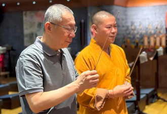 交保第三天，柯文哲祭拜亡父泪流满面