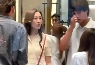 李嘉欣带儿子逛街 穿镂空衫与牛仔裤显减龄