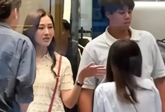 李嘉欣带儿子逛街 穿镂空衫与牛仔裤显减龄