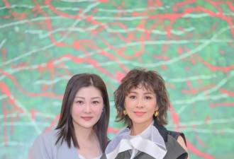 59岁刘嘉玲新烫了泡面头年轻25岁，一身工装穿搭，美得像换了个人