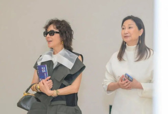 59岁刘嘉玲新烫了泡面头年轻25岁，一身工装穿搭，美得像换了个人