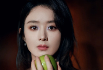 37岁赵丽颖又美出圈了，这一身温柔礼服氛围感拉满，嫩得似少女