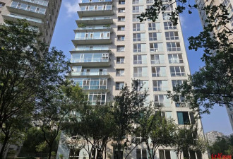 实探疑似明星坠楼现场:出事楼层疑为5楼,有人勘查