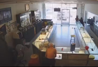 圣何塞10多人“撞烂门”抢珠宝店 8旬老板吓中风