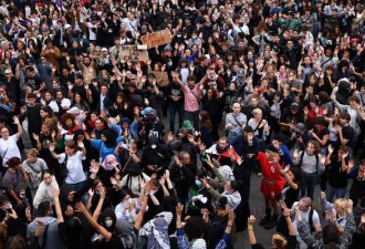 法国25万人反政府示威!堵路纵火怒吼要马克宏辞职
