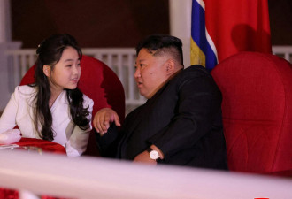 韩情报机构:金正恩携女访华旨在巩固她接班人地位