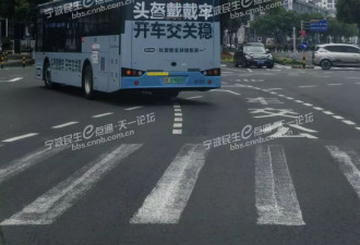 “头盔戴戴牢，开车交关稳”，大幅避孕套广告被指不雅