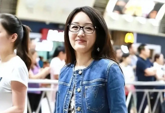 路人镜头下的杨钰莹，54岁无美颜、无P图，披长发戴眼镜像女学生