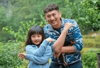 18岁黄多多度假照引争议，网友纷纷评论：这身材熟透”了！