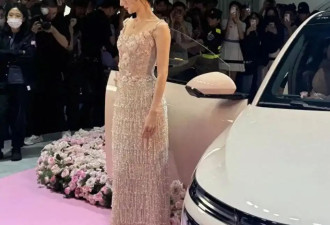 毛晓彤亮相成都车展，美得高级又有氛围感