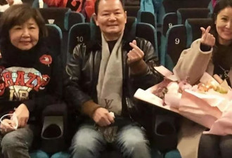 林心如父母复婚后罕露面！74岁林妈驼背显老