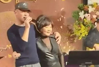 林心如父母复婚后罕露面！74岁林妈驼背显老