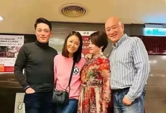 林心如父母复婚后罕露面！74岁林妈驼背显老