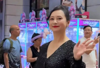 57岁翁虹景区跳舞“谋生”，穿紧身裙暴露真实身材